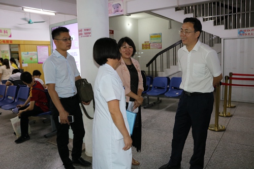 副本2、市长刘兵与市妇幼保健院医务人员亲切交谈.jpg