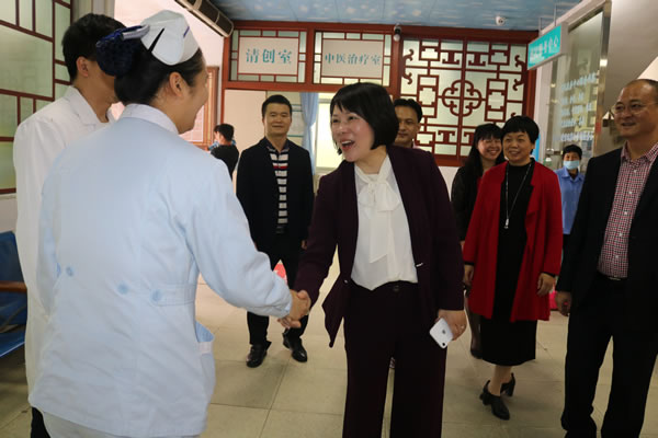 4.市委常委吴彩堂与市中医院医务人员一一握手，致以亲切问候.jpg